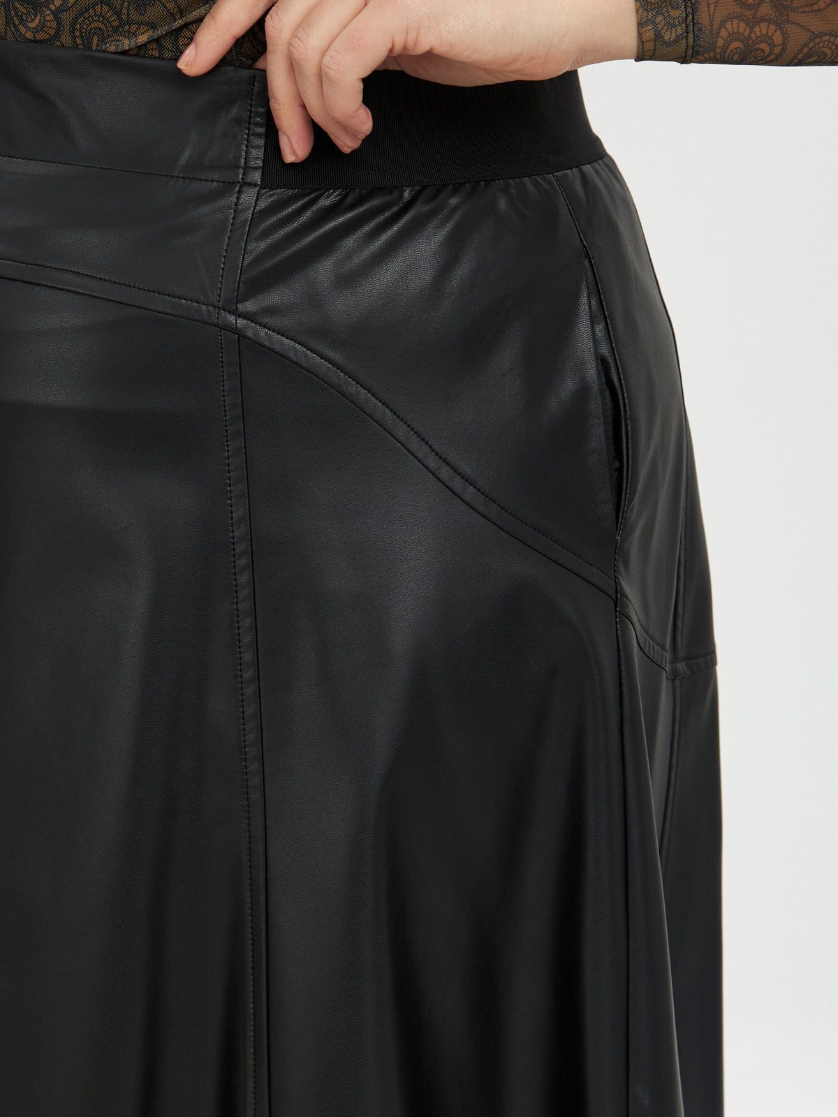 Mat Leather Look Skirt in Black