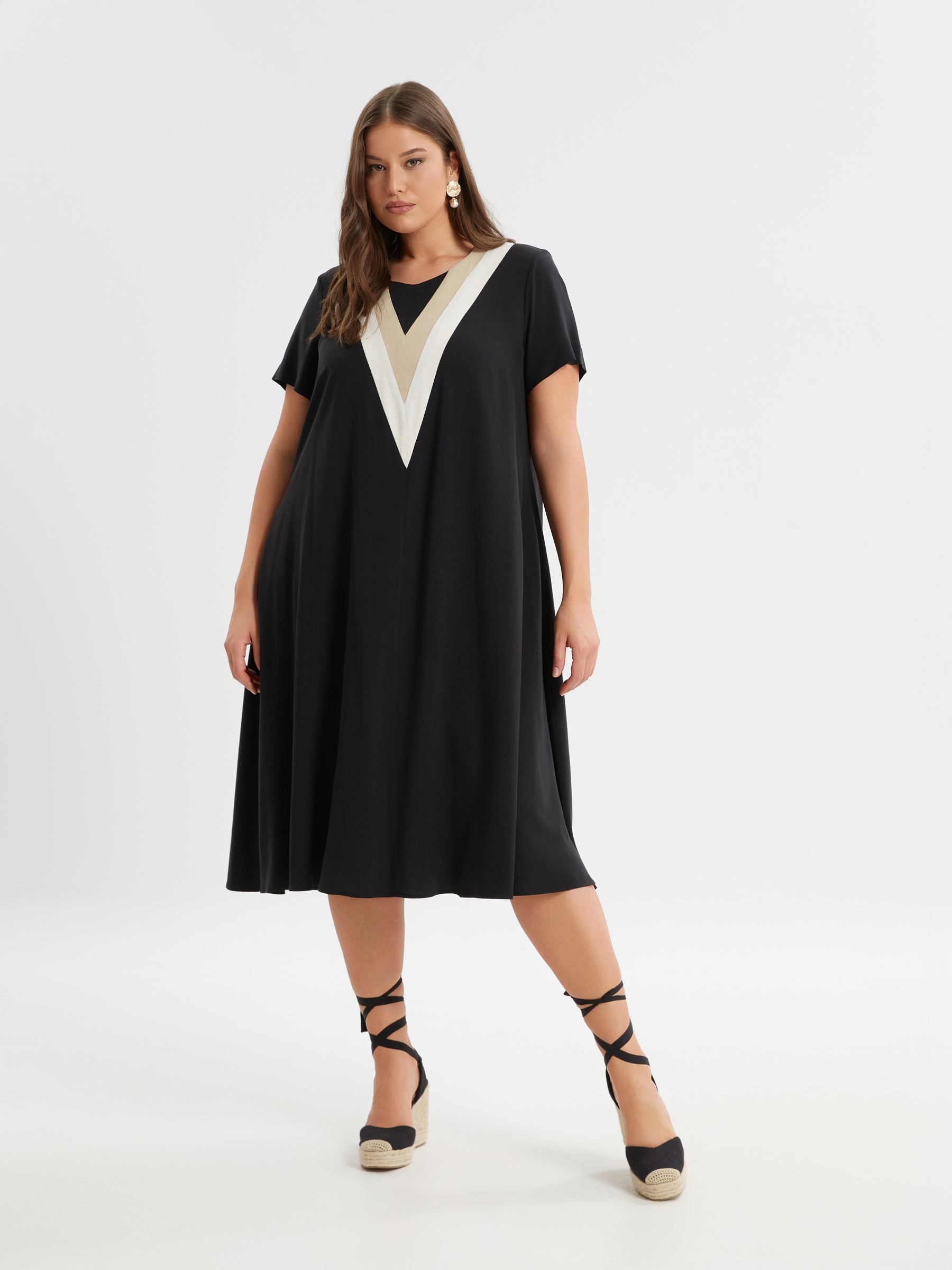 Mat Midi Dress in Black with Beige