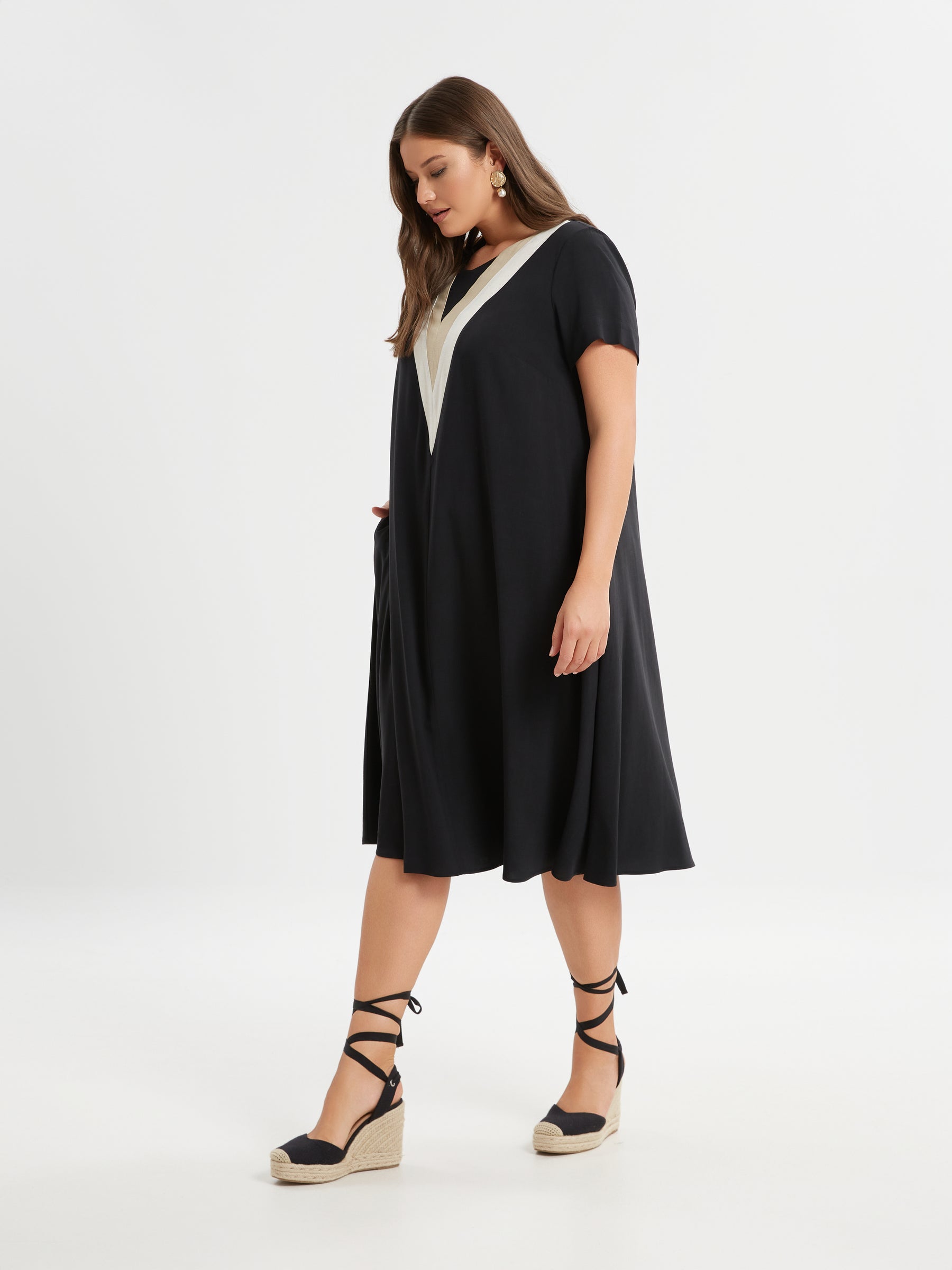 Mat Midi Dress in Black with Beige