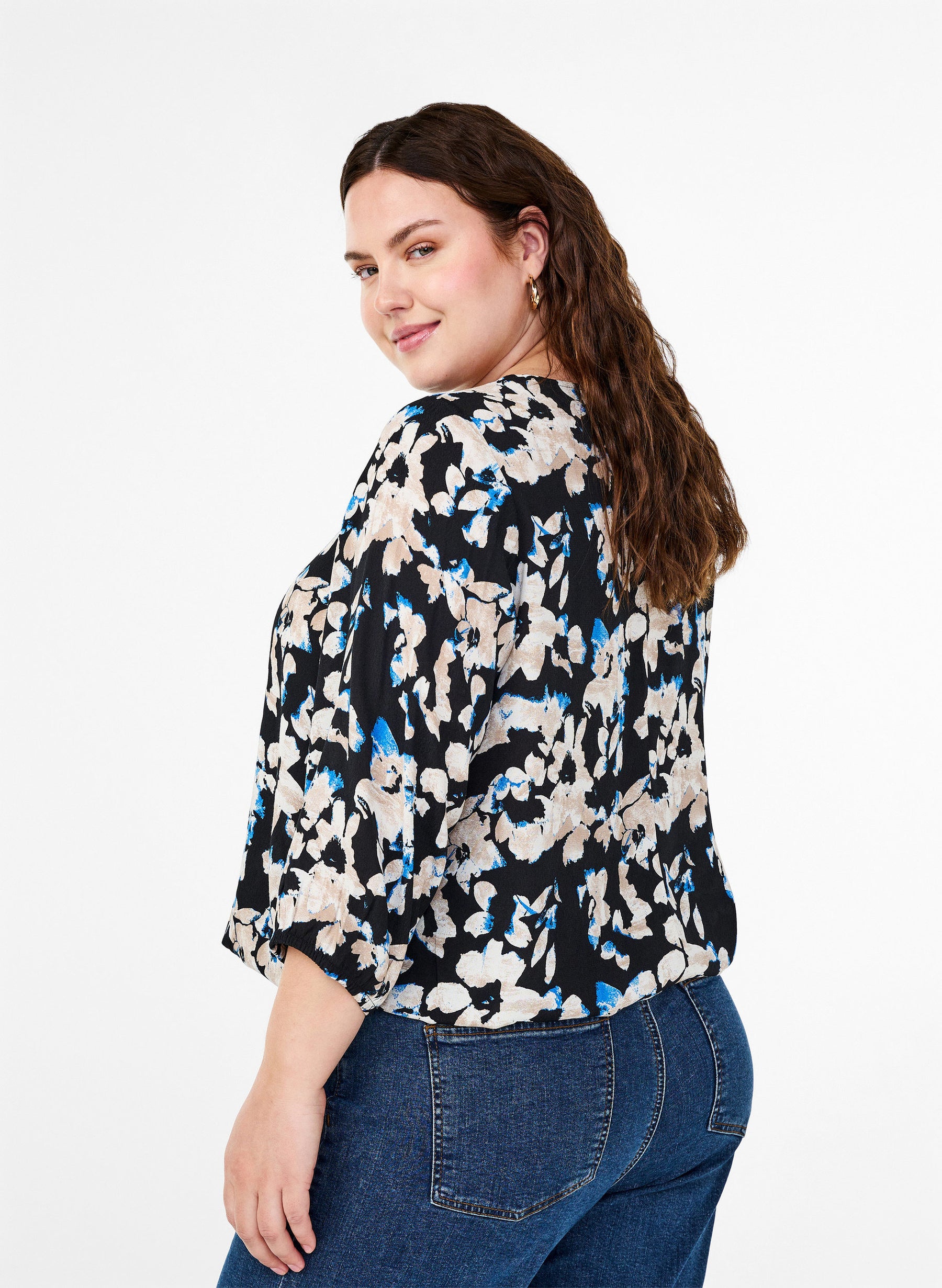 Zizzi Bella Smocked Blouse in Black with Floral Print 